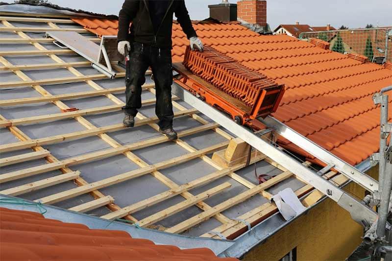 Travaux de couverture - Bruxelles Habitats : couvreur toiturier, ardoisier en Belgique : Travaux de couverture et faîtage : tuile, ardoise. Dépannage urgent fuite toit. zinguerie gouttière … Région Flamande Wallonne et Bruxelles …rénovation de votre toiture, faîtage et pose de couverture : ardoises, tuiles… Faitage. Dépannage et intervention en urgence pour votre toit. région Flamande, Wallonne et Bruxelles …