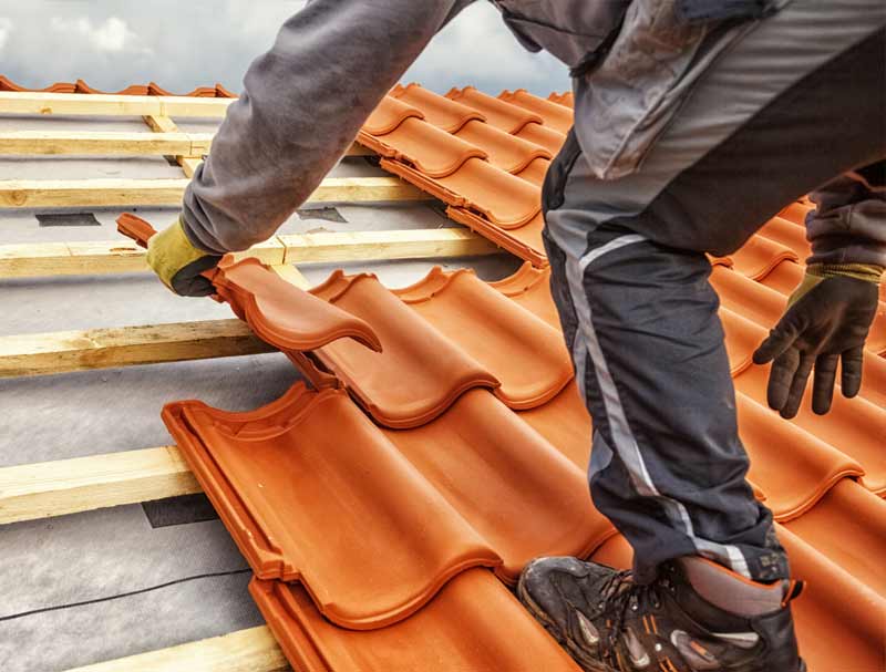 Travaux de couverture - Bruxelles Habitats : couvreur toiturier, ardoisier en Belgique : Travaux de couverture et faîtage : tuile, ardoise. Dépannage urgent fuite toit. zinguerie gouttière … Région Flamande Wallonne et Bruxelles …rénovation de votre toiture, faîtage et pose de couverture : ardoises, tuiles… Faitage. Dépannage et intervention en urgence pour votre toit. région Flamande, Wallonne et Bruxelles …
