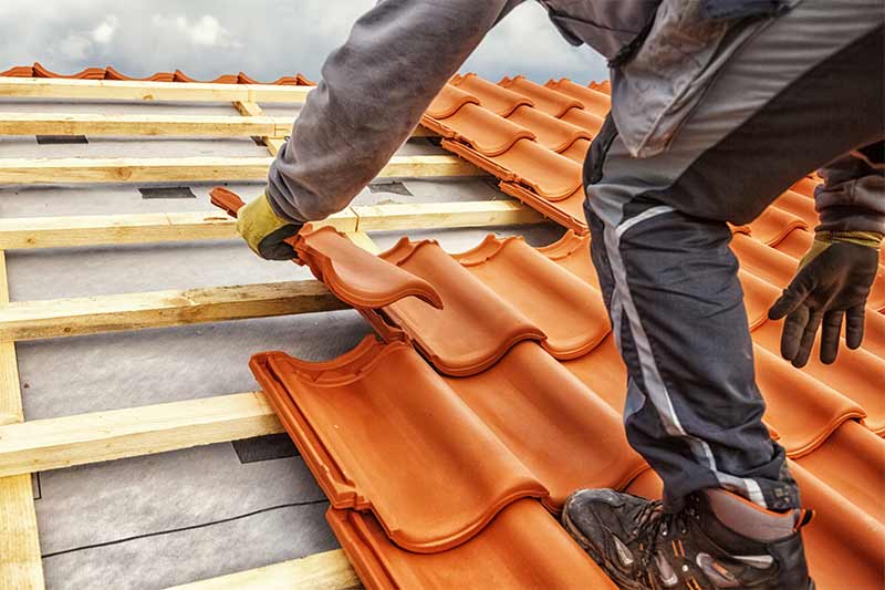 Travaux de couverture - Bruxelles Habitats : couvreur toiturier, ardoisier en Belgique : Travaux de couverture et faîtage : tuile, ardoise. Dépannage urgent fuite toit. zinguerie gouttière … Région Flamande Wallonne et Bruxelles …rénovation de votre toiture, faîtage et pose de couverture : ardoises, tuiles… Faitage. Dépannage et intervention en urgence pour votre toit. région Flamande, Wallonne et Bruxelles …