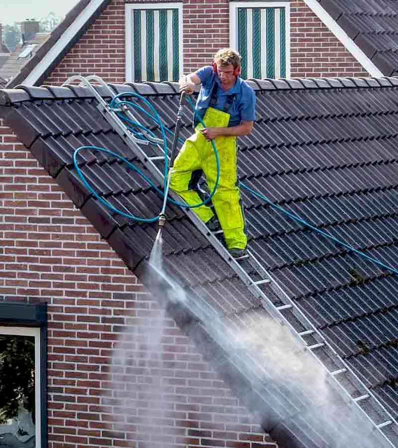 Nettoyage toiture - Bruxelles Habitats artisan toiturier couvreur en Belgique : nettoyage, démoussage, traitement anti-mousse toiture. Application d’un revêtement peinture hydrofuge coloré sur toit. Intervention en Belgique: région Flamande, Wallonne et Bruxelles….